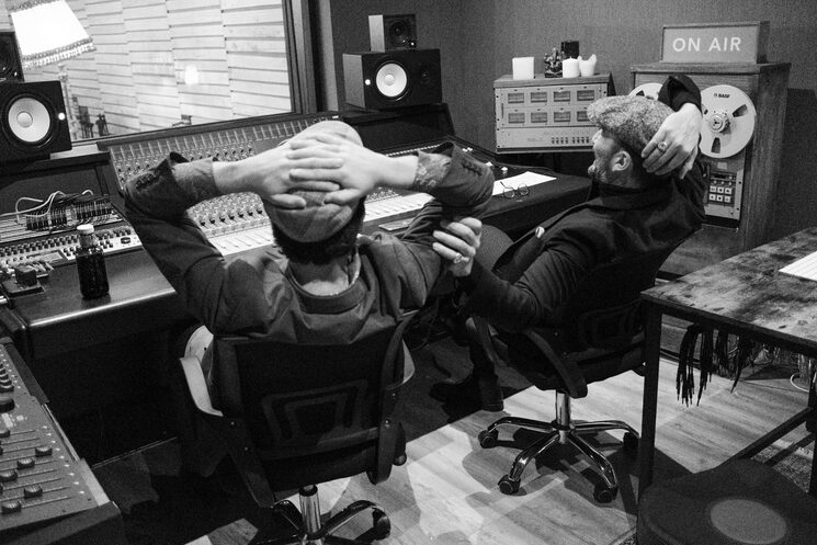 Javier Botella con Albert Sanz durante la grabación de "It Never Was You" en 2021, que también se desarrolló mediante una campaña de crowdfunding.