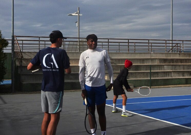 Félix, uno de los protagonistas, hablando con su amigo Jorge en un entrenamiento