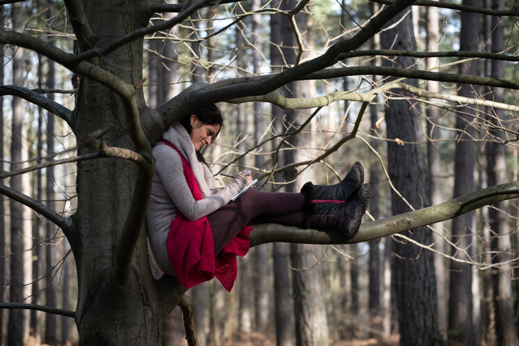 "La Femme Arbre parle à ceux qui ecoutent le silence"