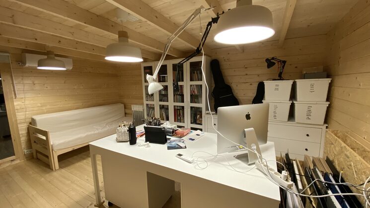 Hem fet la instal·lació elèctrica i hem posat endolls al sotre per endollar els flexos per fer els tallers.