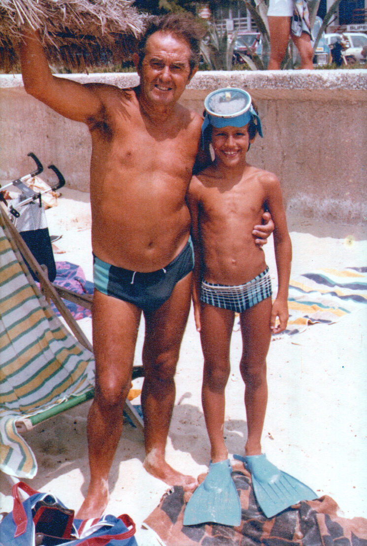 Vicente y Pau, los autores de las memorias y el cómic, en la playa de Palma, Mallorca,1983.