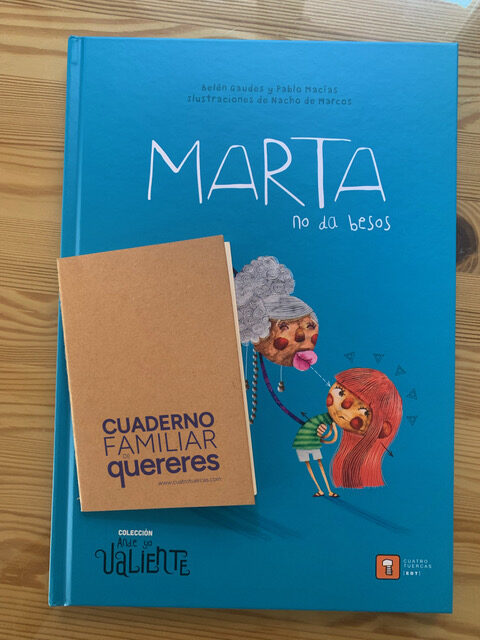 Es un cuaderno pequeñito, para que lo lleves siempre encima, que nunca se sabe cuando llegan las ideas