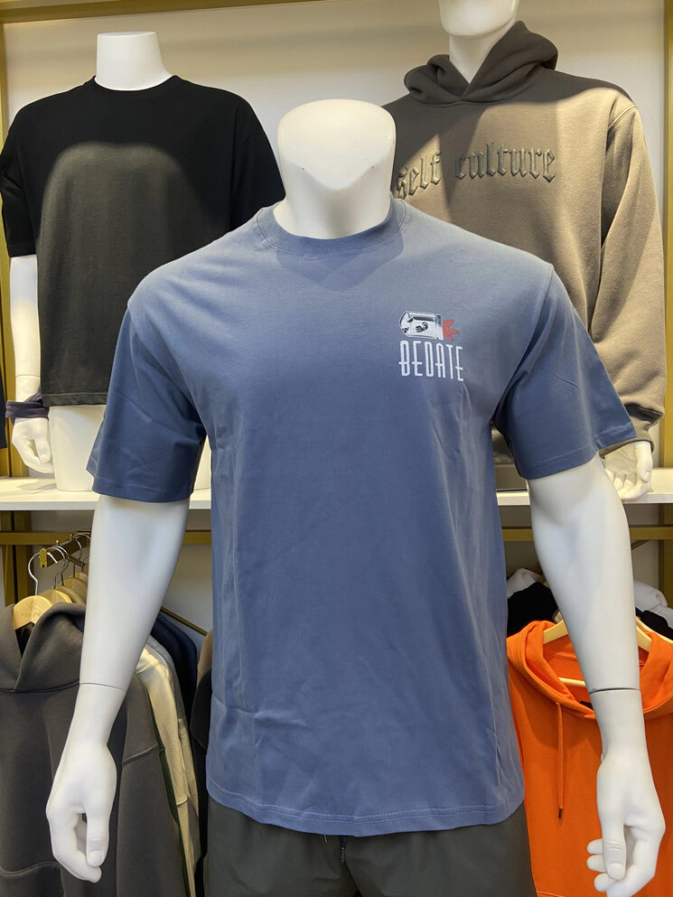 Camiseta por delante
