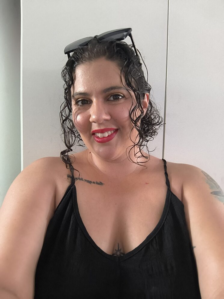 Soy la mamá que siempre hace mil fotos… y casi nunca sale en ninguna. Pero esta vez me animo a salir, porque detrás de cada cuento, hay una parte de mí. Gracias por acompañarme en este sueño tan real como mágico.