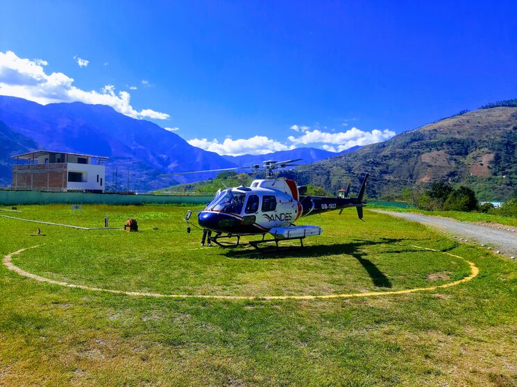 El helicóptero en el helipuerto de Quillabamba