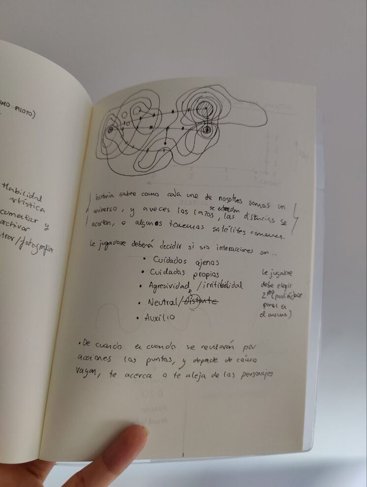 Libreta abierta donde se aprecian notas a mano sobre jugabilidad, una suerte de mapa visual, ideas sobre cuidados y más