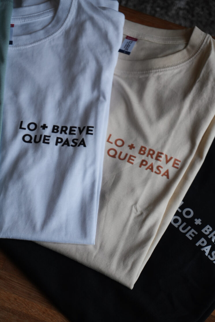 Los diseños que se muestran son del disco "Lo más breve que pasa"