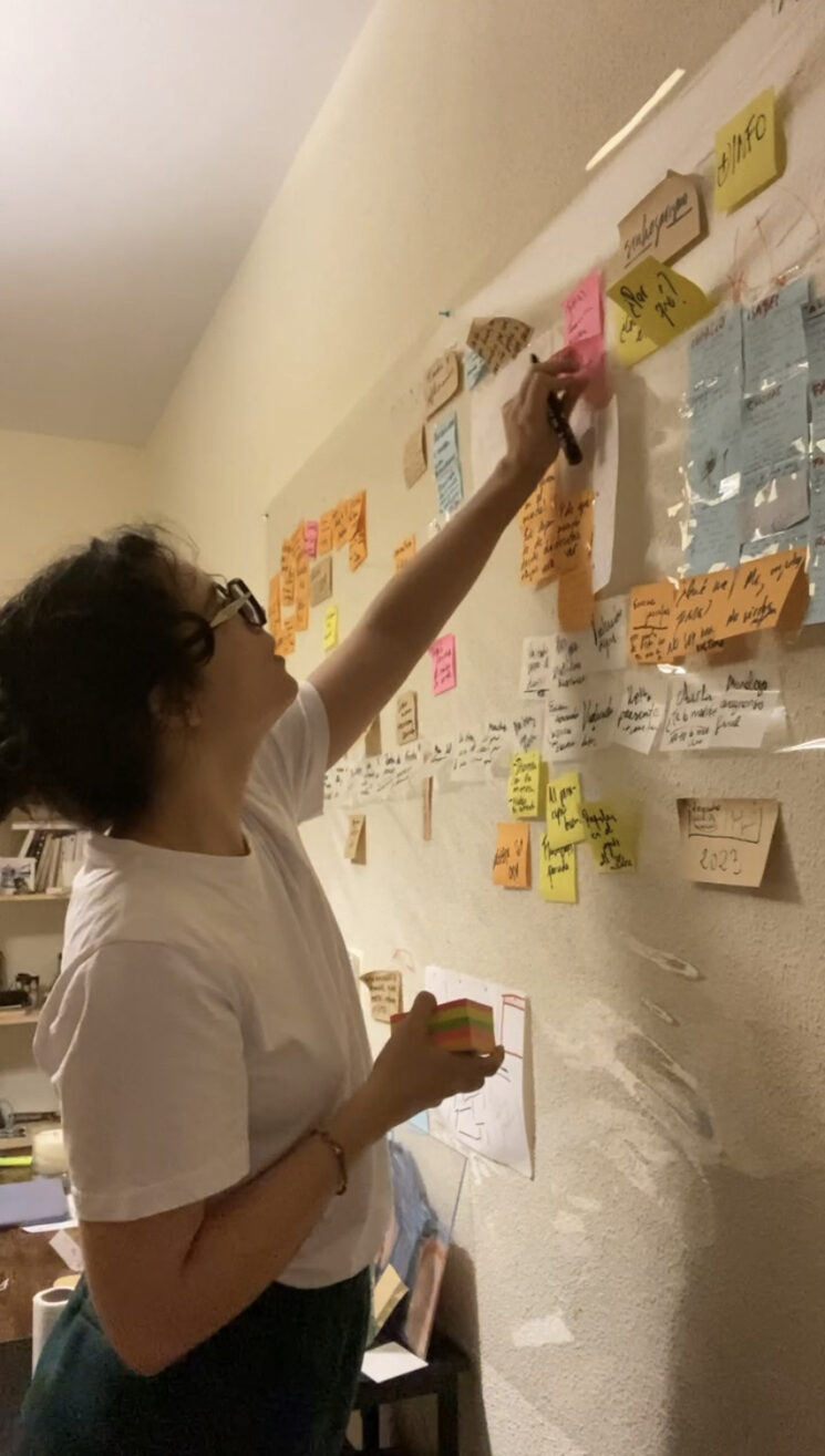 Marta Zazo escribiendo la obra un día de Noviembre de 2023 a las 3:00 AM.