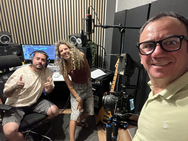Aisha Ruah en el estudio