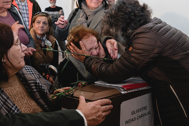Mi abuela Silvestra recibiendo los restos de su padre.