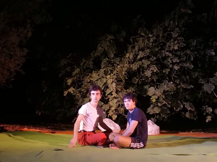Photo of the theatrical show "Exercicis de crueltat per a infants" in the garden of Sa Talaia