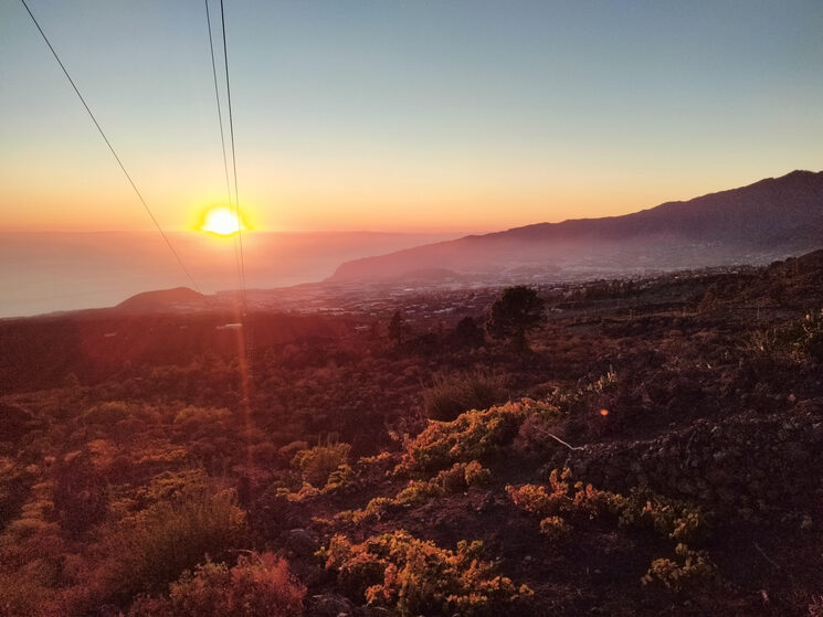 Puesta de sol sobre Todoque cubierto por coladas de lava