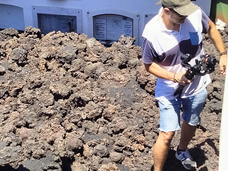 Raúl Jiménez tomando imágenes en el cementerio sepultado