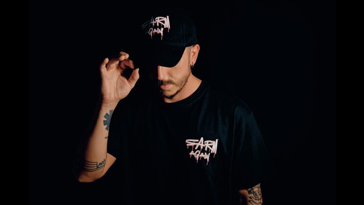 CAMISETA DELANTERA Y GORRA