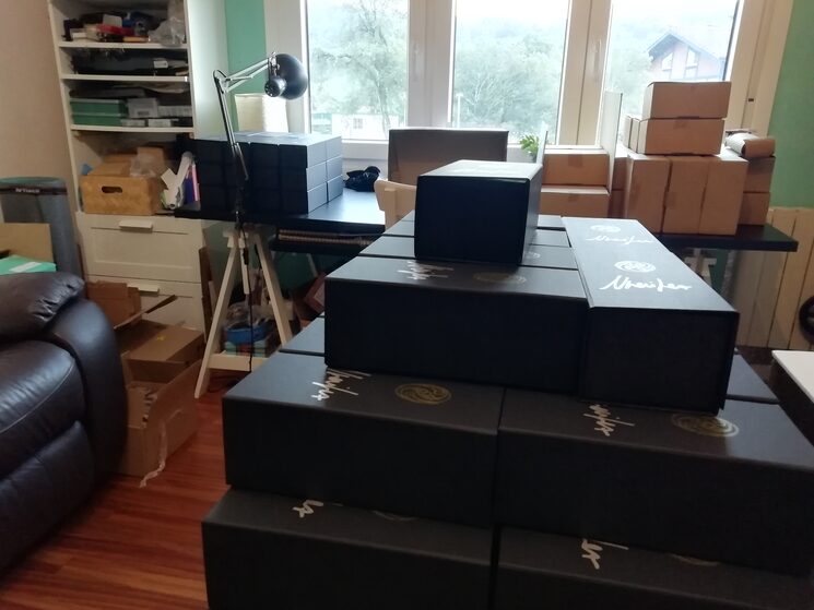En algún momento de esta semana mi salón ha estado prácticamente habitado por vuestras cajas y 29.000 cartas.
