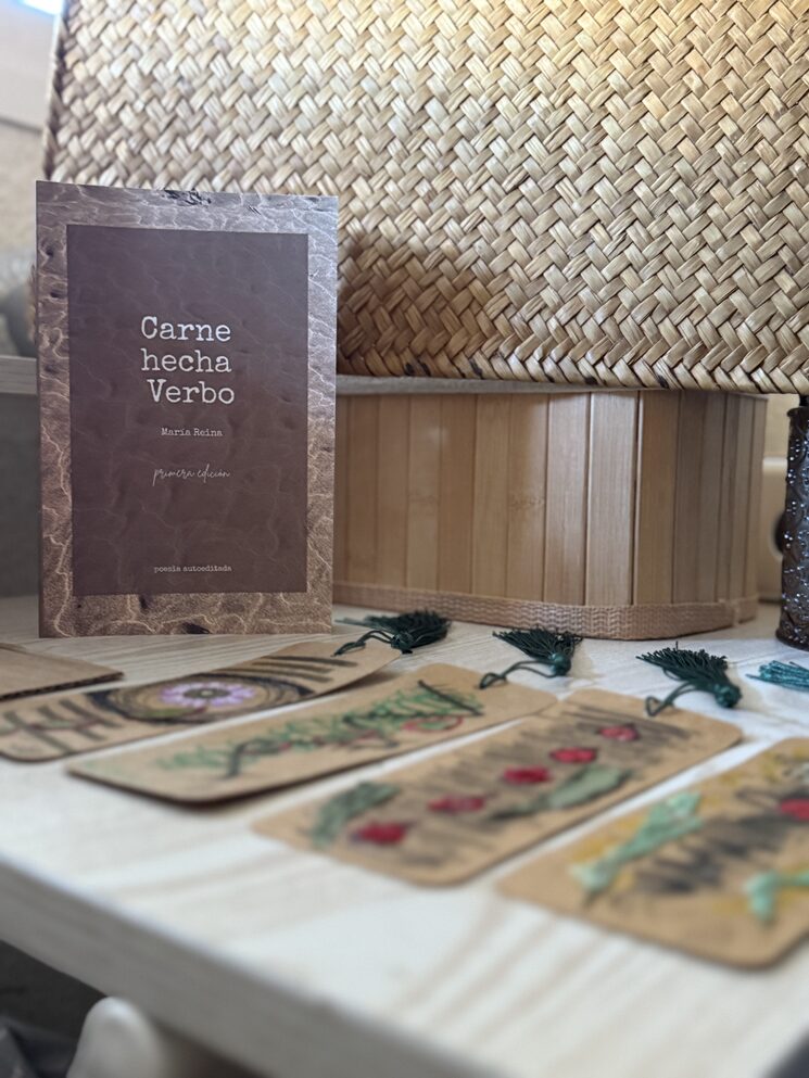 Carne hecha Verbo y los marcapáginas artesanales.