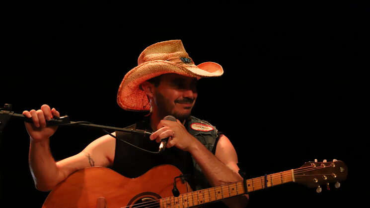 Chuchi (guitarra y coros)