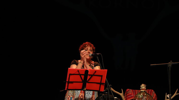 Xela Confer (voz, percusiones, flauta)