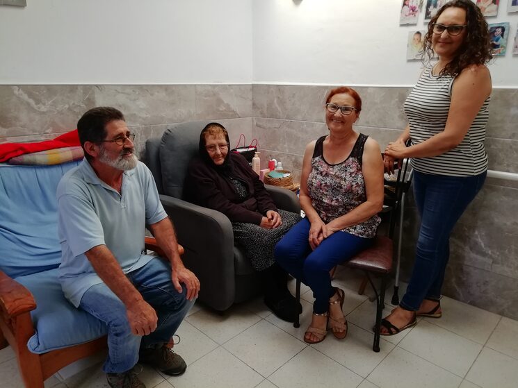 Con nuestro mentor Julián Rodríguez y María Hernández Quezada, la sombrerera de 94 años protagonista del capítulo "Generaciones". A su derecha la hija Pino y la nieta Blanca. 