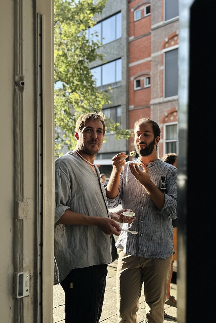Juan y Enrico, comiendo durante la primera exposición del Atlas en la galería Operattiva de Amsterdam, septiembre 2024