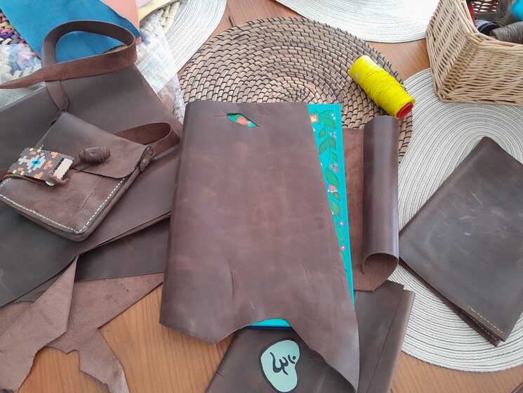 10 fundas de cuero fabricadas artesanalmente e inspiradas en los 10 cuentos