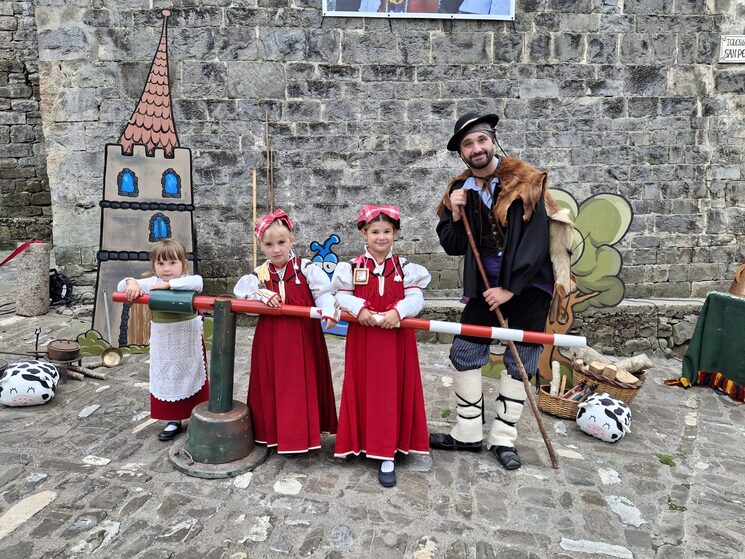 La frontera se teatraliza como motivo histórico (2025)