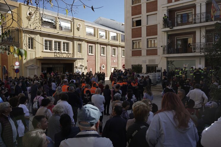 Minuto de silencio en la Plaza Gil Escartí, 10/11/2024. Cine Astoria de fondo.