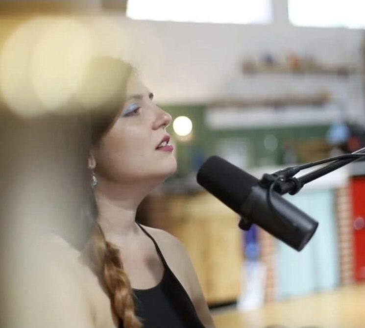 Mercè de la Fuente, la compositora de la canción, voz y piano