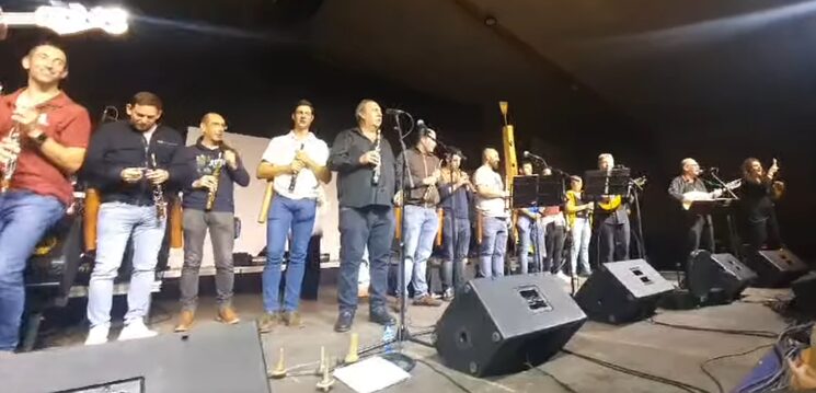Concierto del Nuevo Mester de Juglaría con el escenario lleno de locos de la dulzaina