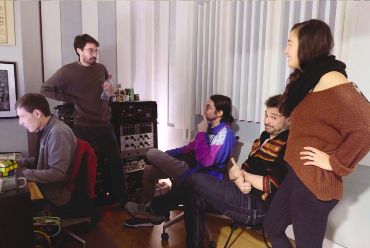 Grabando la sección rítmica con JM Rosillo (de izquierda a derecha: Rosillo, Luismi, Jesús, Pablo, yo.