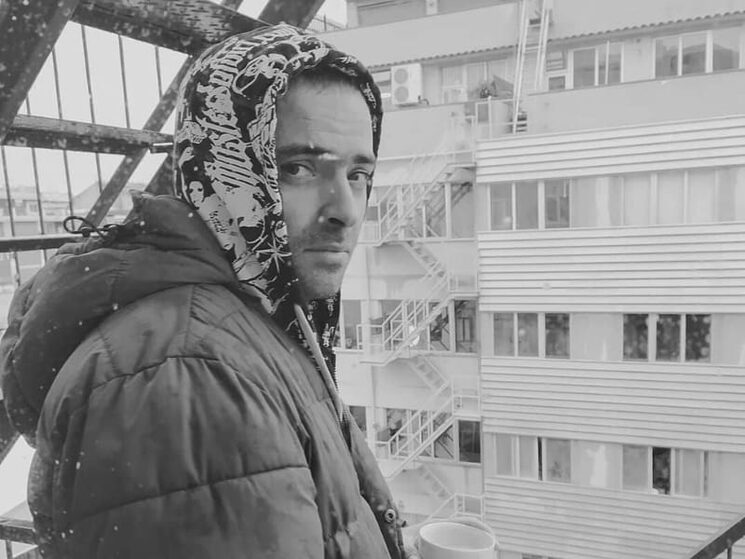 FERRAN UREÑA - PRODUCTOR Debutó con «Barcelona 92», un retrato de la Barcelona contracultural de los 80 y 90. Apasionado por las historias reales, desarrolla proyectos documentales y de ficción. Es cofundador de Vivir Rodando Films, donde trabaja como Productor y Productor Ejecutivo.
