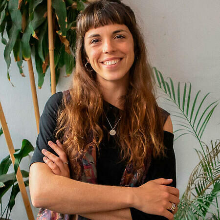 ANDREA MONTELIO - PRODUCTORA  Con formación en sociología, periodismo y amplia experiencia en comunicación e impacto social. Tras años trabajando en el tercer sector y en la creación de narrativas comunitarias, aplica ese recorrido al desarrollo de proyectos audiovisuales con enfoque transformador, donde el contenido conecta con lo social desde una mirada sensible y comprometida.