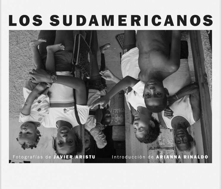Los sudamericanos (2025?) juega con las ideas de Norte y Sur y reivindica el nombre de América como patrimonio de todo el continente, no solo de Estados Unidos