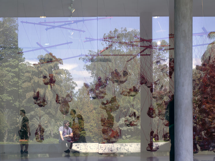 El autor y su sabatismo en el Instituto Inhotim de Minas Gerais, Brasil, durante el viaje