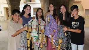 Alumnos de la Escuela de Sena con sus gaitas de boto vestidas como corresponde