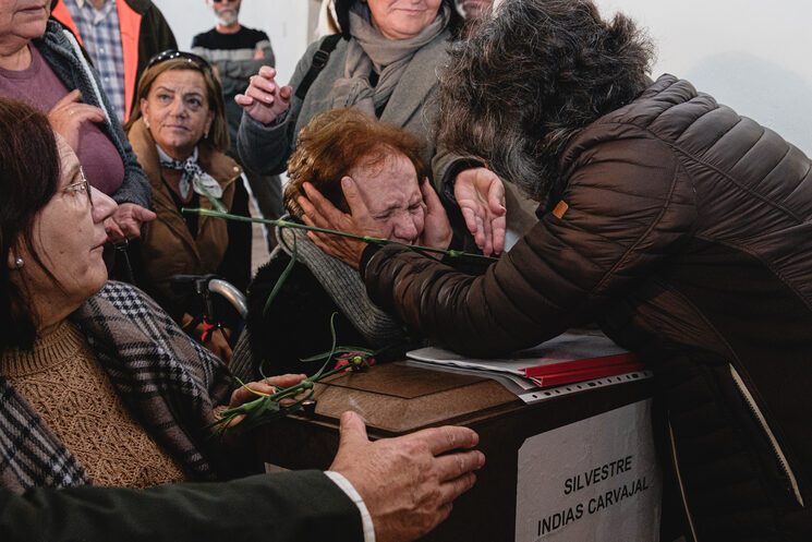 Silvestra Indias, mi abuela, recibiendo los restos de su padre 87 años después de su desaparición. Roberto Palomo.