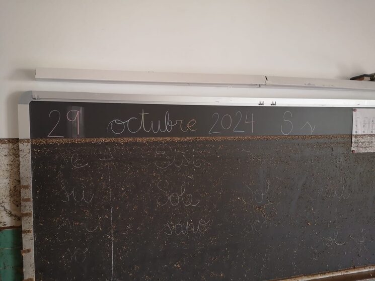 Impactante: la línea que marcaba el nivel que alcanzó el agua subrayando la fecha en la que se paró el tiempo en las pizarras del colegio