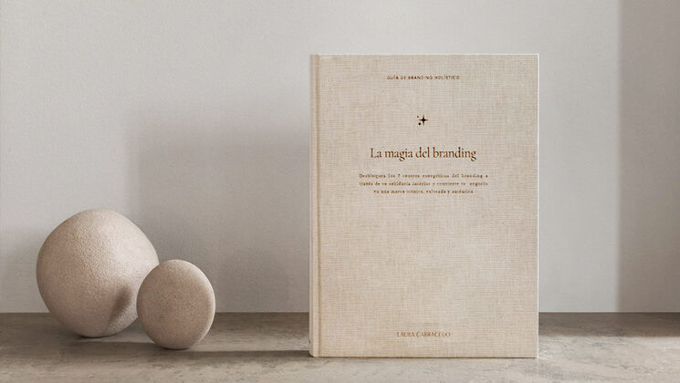 La cubierta recrea una fina textura de lino inspirado en principios del 1900