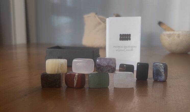 Cada piedra se asocia a un aspecto del branding, descubre su poder en la guía que encontrarás en el kit