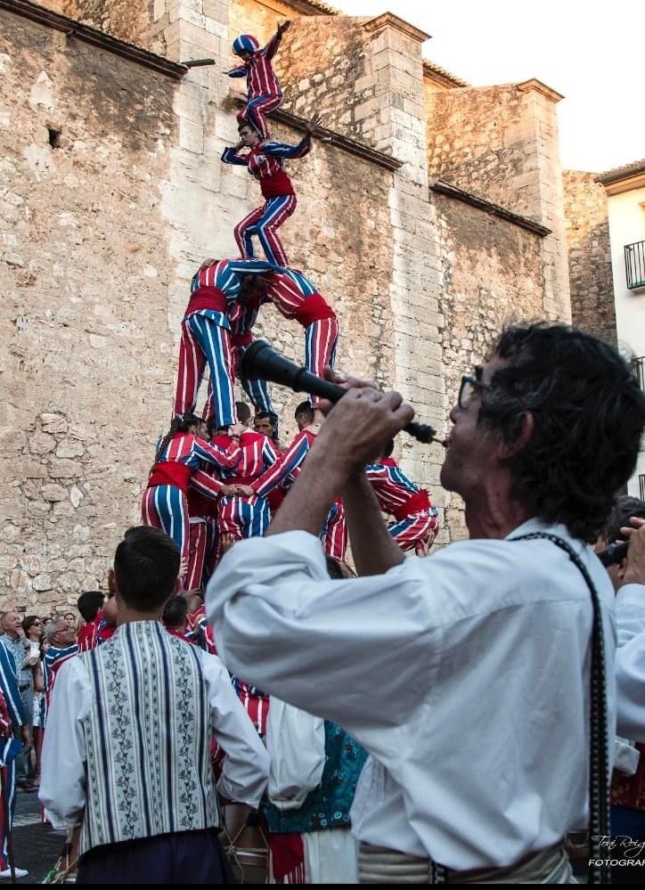 Xavier Richart, maestro de dolçainers, y músico y compositor excepcional, originario de Algemesí, en primer plano con la Muixeranga de Algemsí al fondo