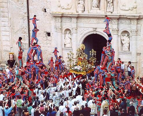 Algemesí en fiestas con sus dos collas más características funcionando en conjunto
