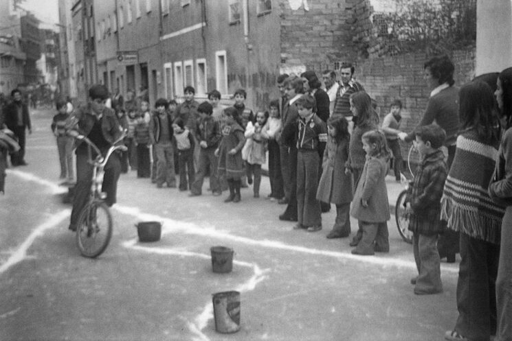 Desembre 1975. Festes del barri de La Pau, abans anomenat de La Inmaculada, al carrer Ruperto Chapí.