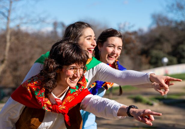 El trío triguiñuelas señalando con el dedo, cosa que no debe hacerse, y además riéndose