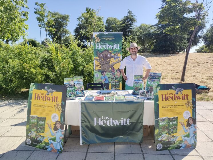 También acudo a presentaciones en bibliotecas públicas, ferias del libro, festivales de literatura, etc.