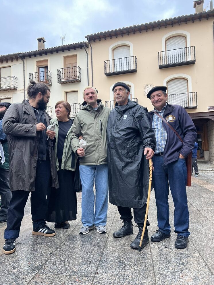 El batería y el guitarra de El Nido con Juan Cruz, Pilar y Eusebio. Transmisión