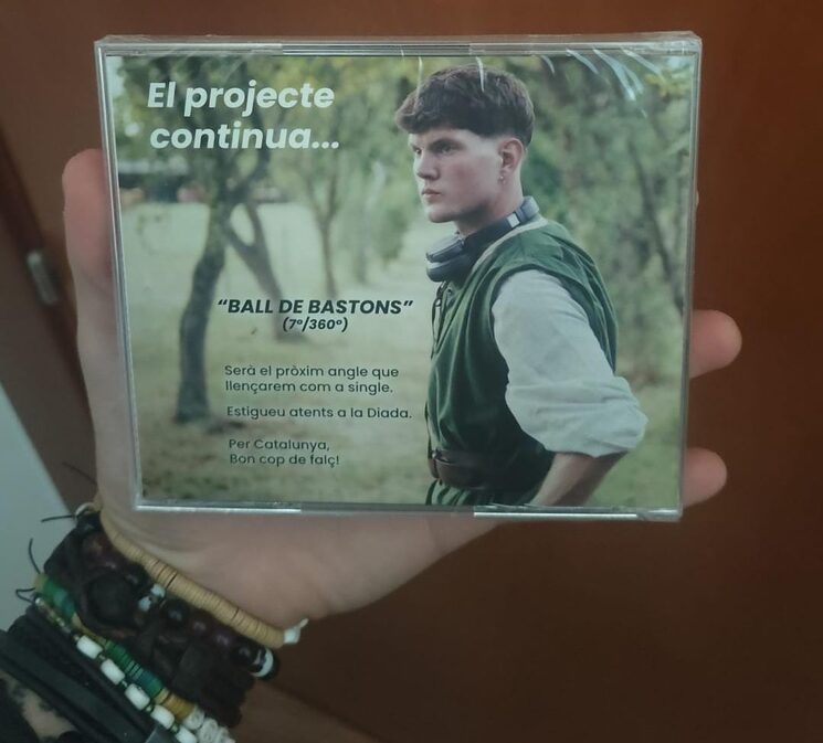 El CD inclou cançons com: Frases fetes i la cançó que el va ajudar a guanyar Eufòria!