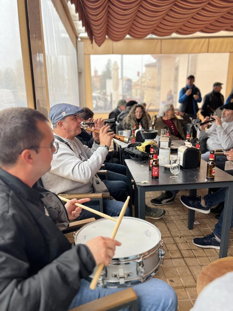 Buscando refugio del agua que caía