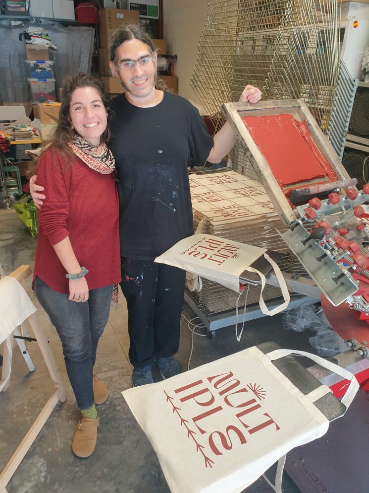 En el taller de Martí Alcón en pleno proceso de serigrafia de las totebags