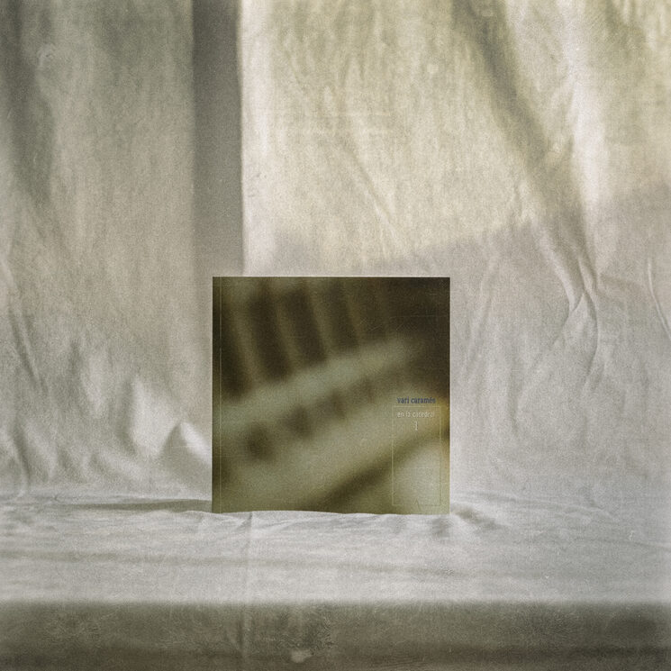 El primer fotolibro, editado en 2001, de Vari Caramés