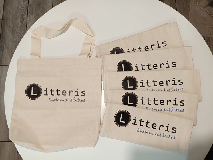 Las tote bags destinadas a los sorteos, elaboradas a mano por Ana, uno de los miembros de "la comunidad del Patio".